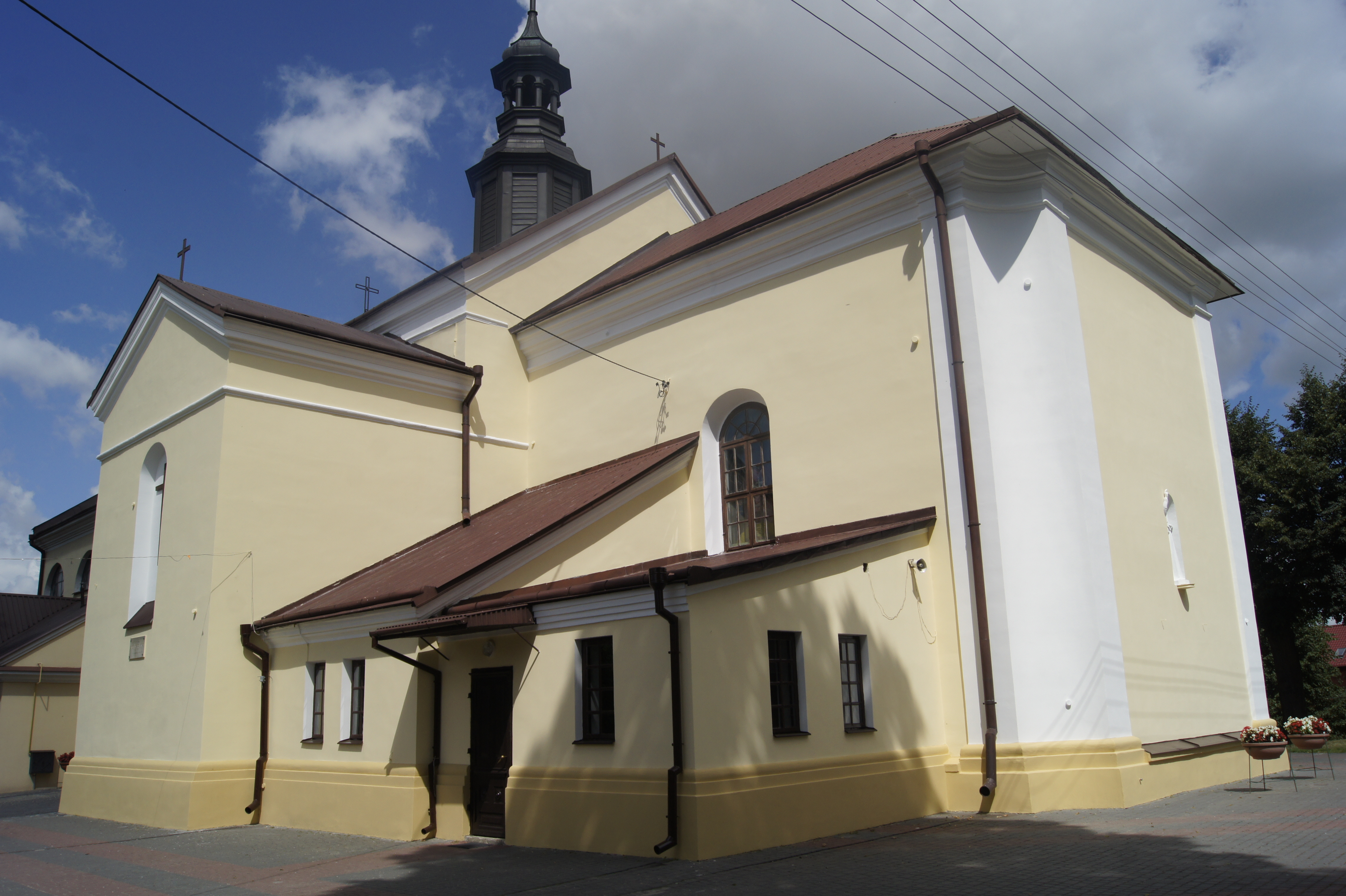 Bychawa, kościół renowacja ścian, fasada silikatowa 2015 (2).JPG