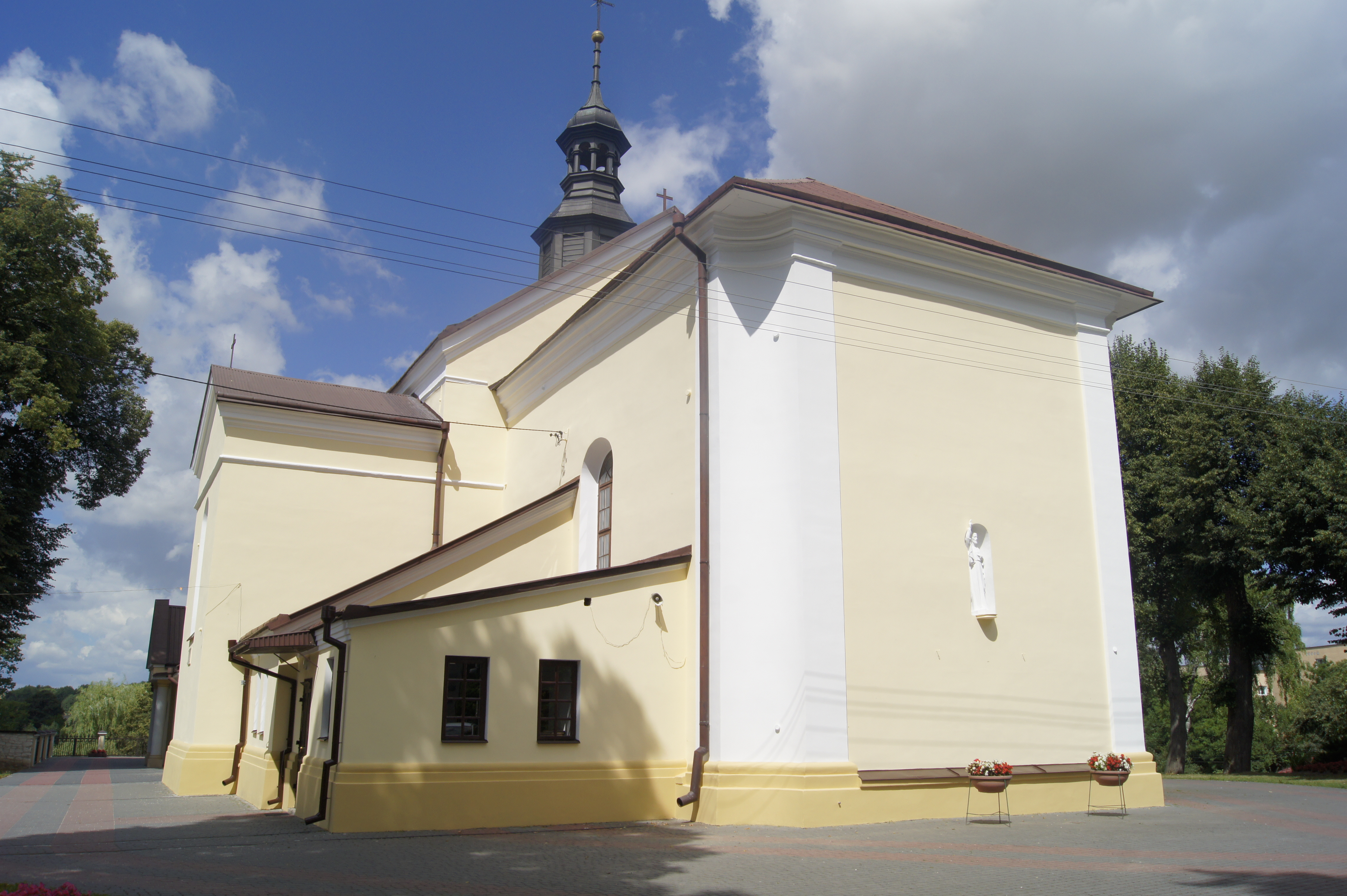 Bychawa, kościół renowacja ścian, fasada silikatowa 2015 (3).JPG